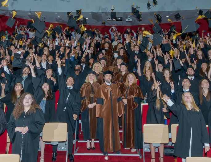 Graduacja absolwentów studiów II stopnia w Instytucie Ekonomii, Finansów i Zarządzania